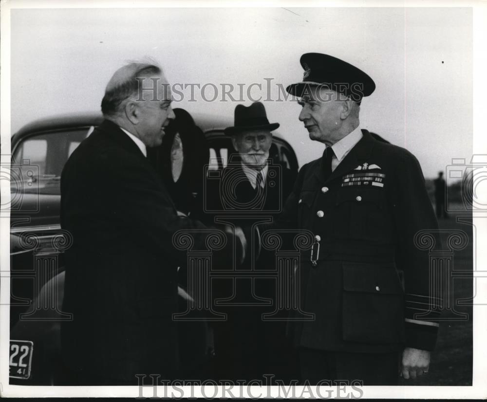 1941 Press Photo WL Mackenzie King Fredrick Bowhill Raoul Dandurand meeting. - Historic Images