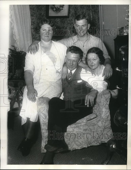 1935 Press PhotoMr & Mrs George Voorhees & children, Hauptmann juror home - Historic Images