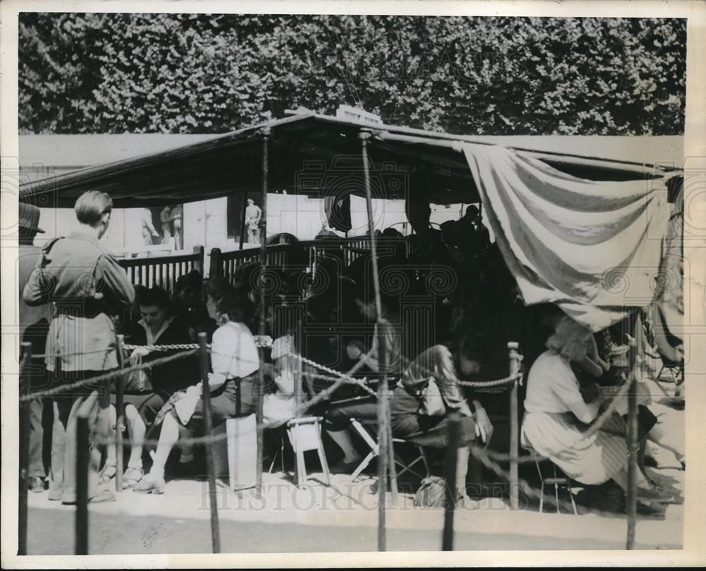 1945 Press Photo Parisians wait railroadstation reservations first free vacation - Historic Images