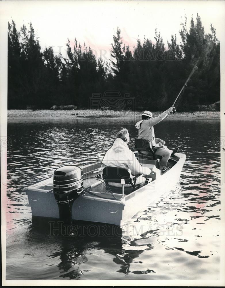 1972 Press Photo Fishing Bass Boat Fishermen On Lake - Historic Images