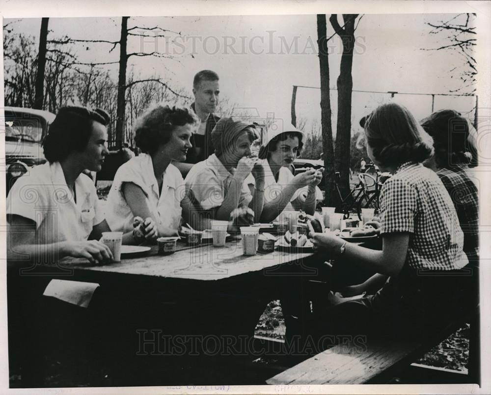 1951 Press Photo Beloit College students &amp; faculty plant trees for Arbor Day - Historic Images