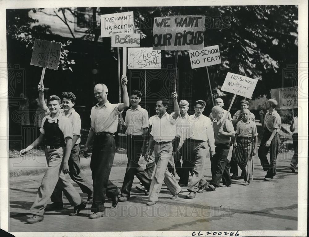 1932 Press Photo Pennsylvania Students on Strike for Football Team Suspension - Historic Images