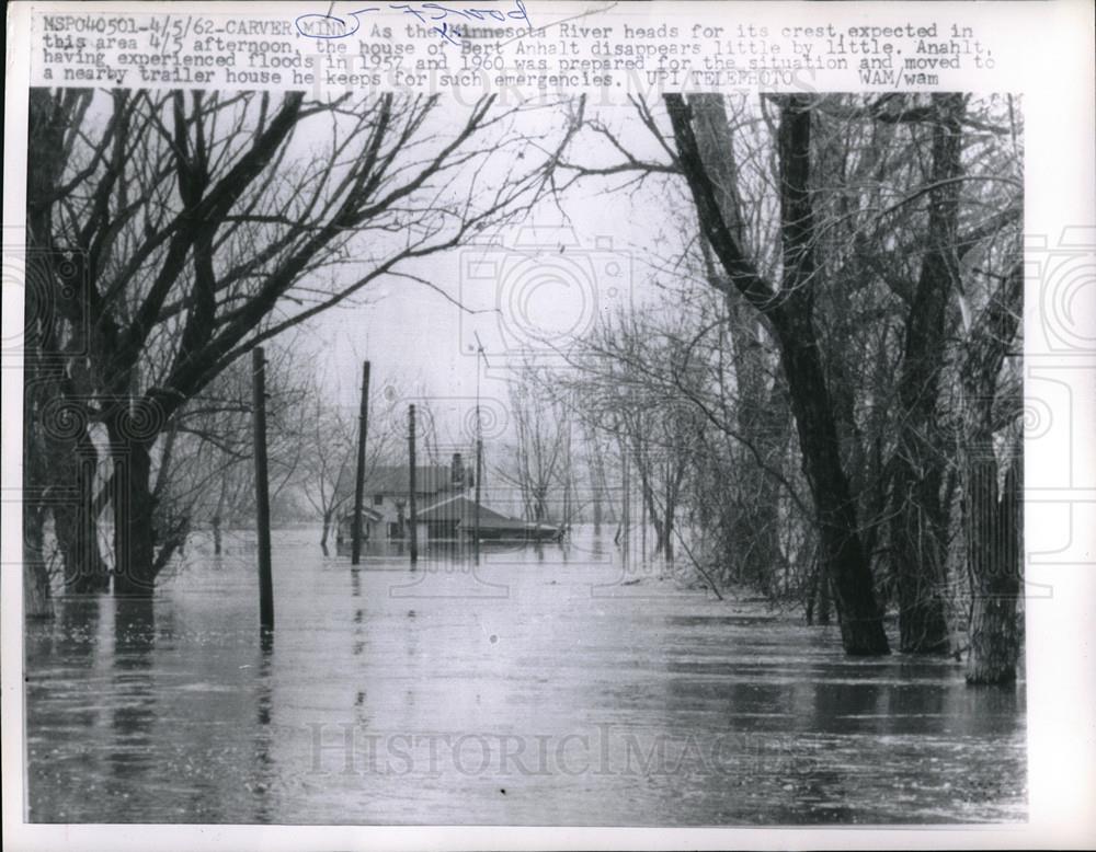 1962 Press Photo Minnesota River heads for crest house almost gone Carver MN - Historic Images