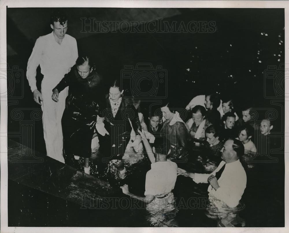 1938 Press Photo Gainesville,Ga Rev CE Vaughn baptizes new church members - Historic Images