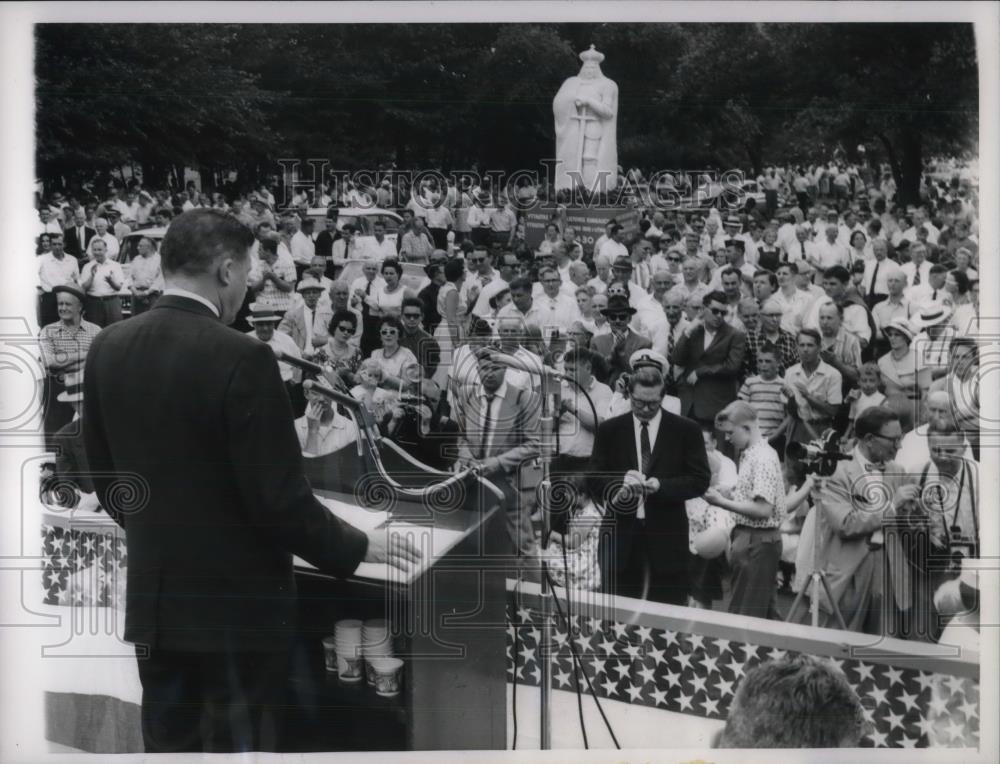 1960 Press Photo Chicago Sen Thurston Morton of Ky at Lithuanian day ceremony - Historic Images