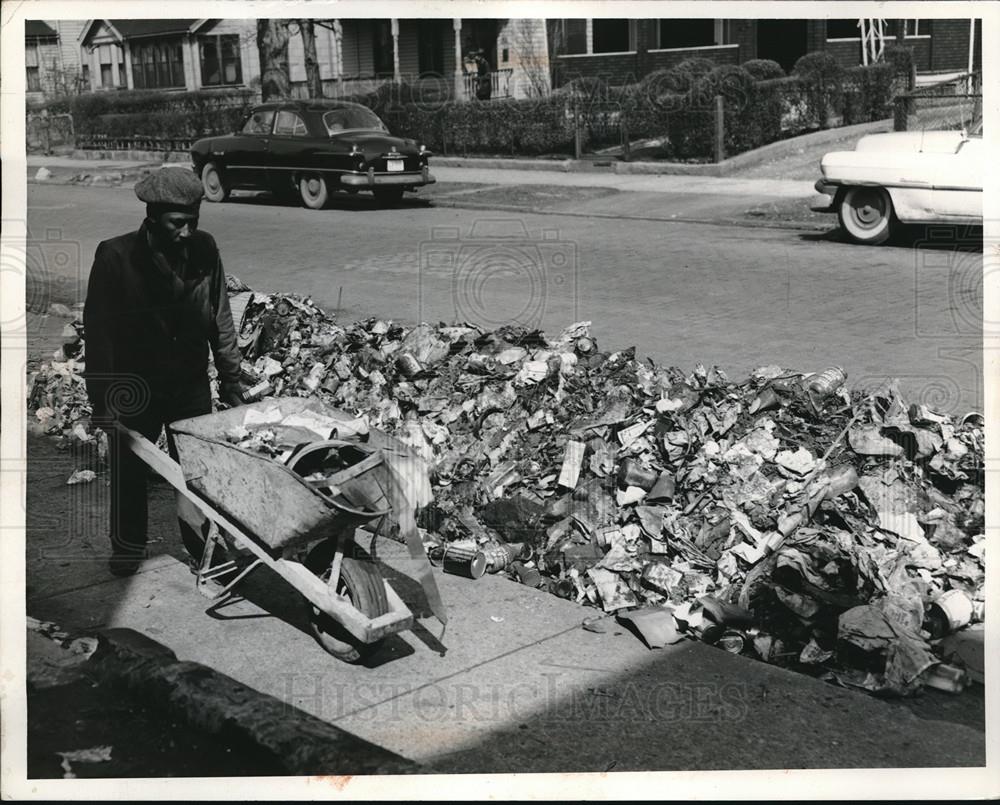 1959 Press Photo James Hines removes garbage from Cleveland, Ohio home - Historic Images