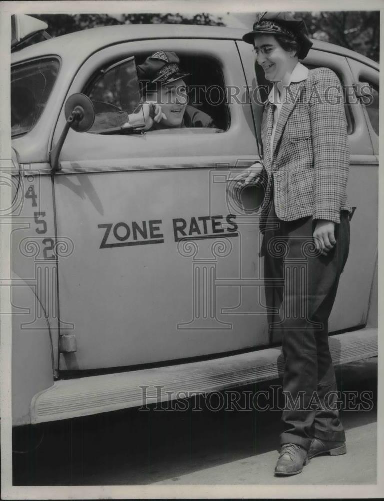 1941 Press Photo Women Cab Drivers Due to Men Serving in War Milwaukee - Historic Images