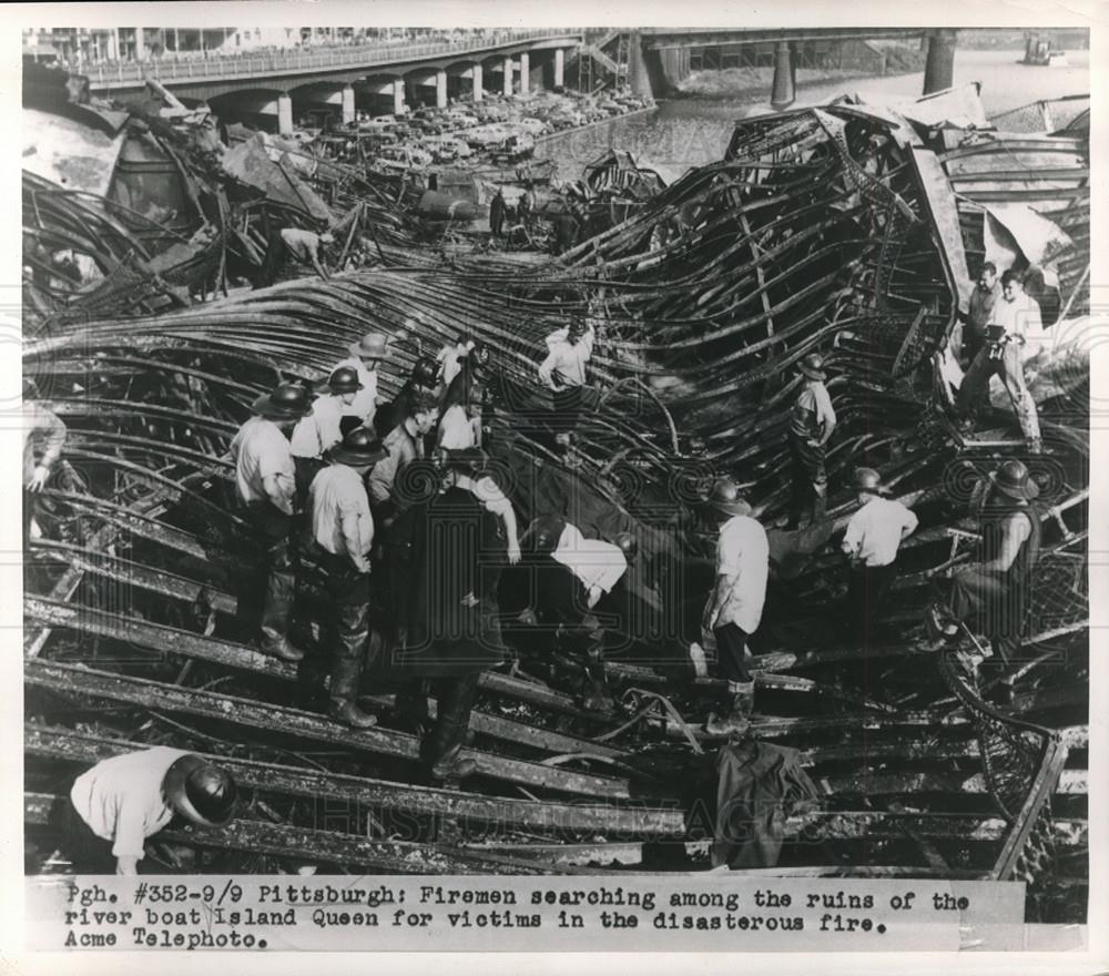 1947 Press Photo Firemen Searching Among Ruins of Riverboat After Fire - Historic Images