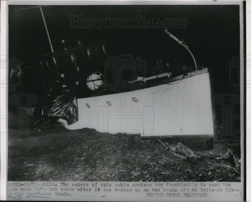 1954 Press Photo Boat Washes Ashore In Delaware Hurricane - neb70969 - Historic Images