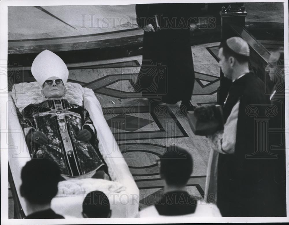 1966 Press Photo Viewing of Bishop Hobon - neb70054 - Historic Images