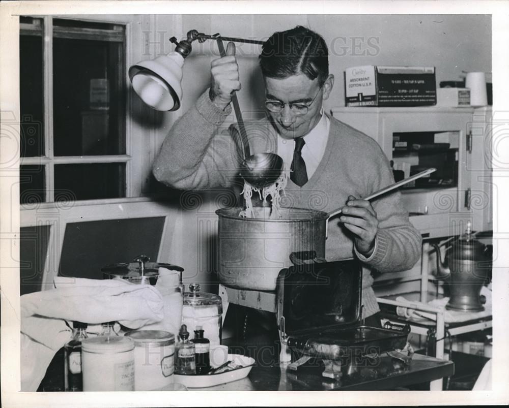 1945 Press Photo Stamford,Conn. Charles Home, Yale plant , locked in by picketer - Historic Images