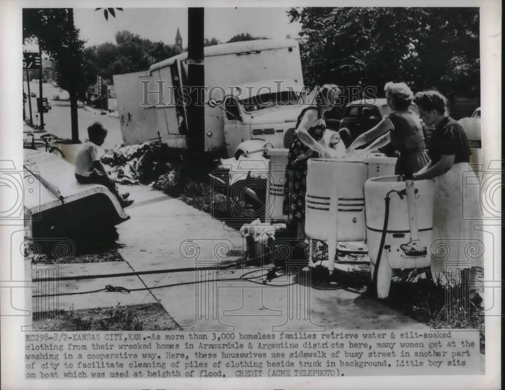 1951 Press Photo Kansas City, Kans. homeless families from floodwaters - Historic Images