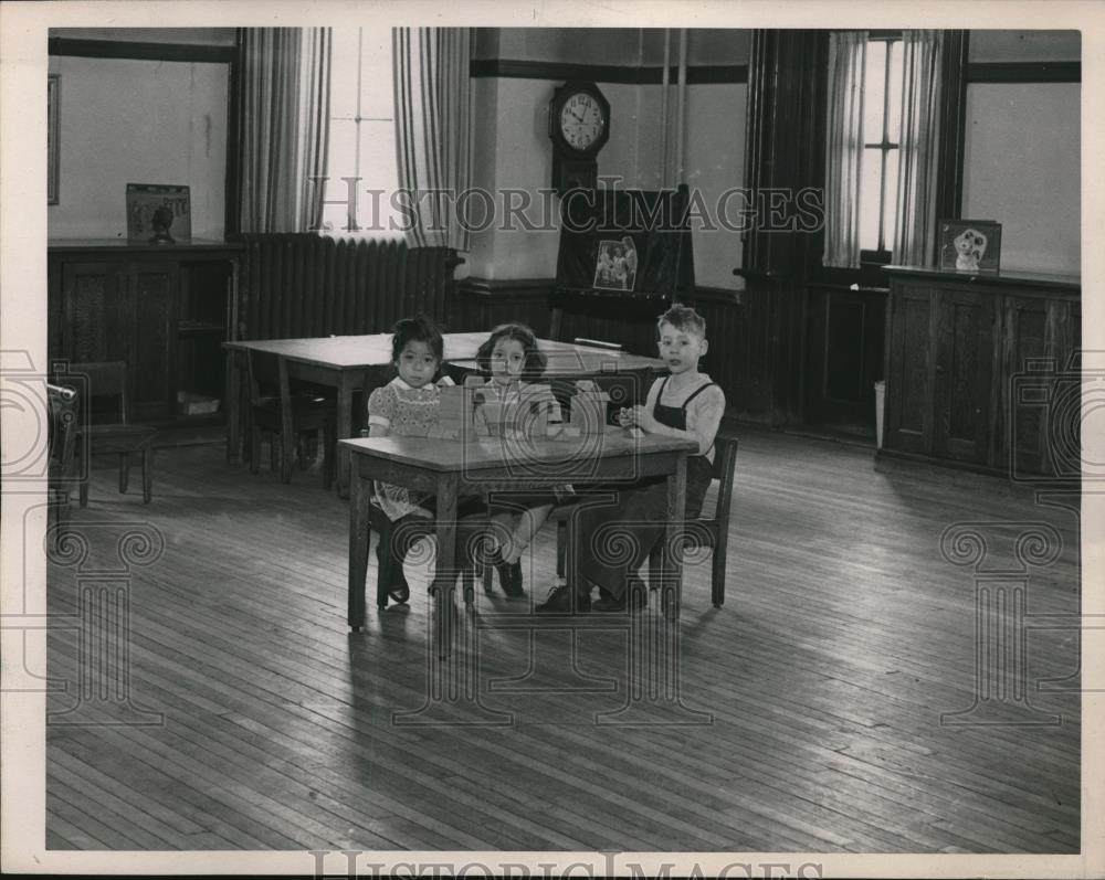 1946 Press Photo Youngsters at a table at a nursery school - neb92896 - Historic Images