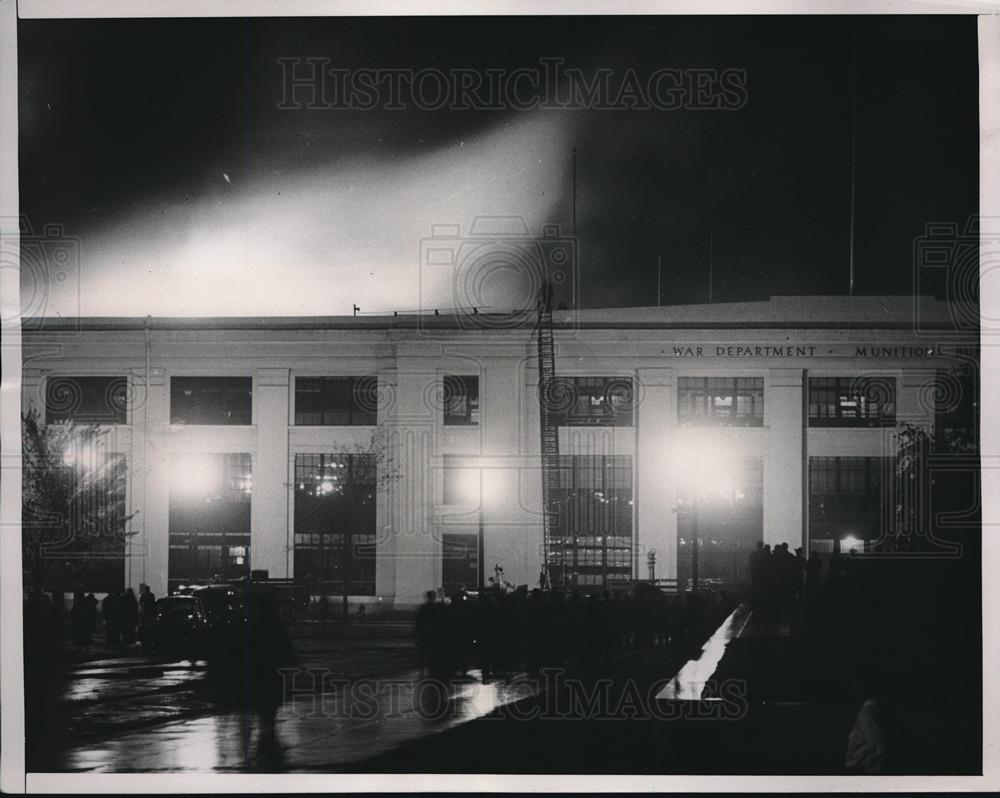 1940 Press Photo Wash.D.C. US War Dept building on fire - neb72463 - Historic Images