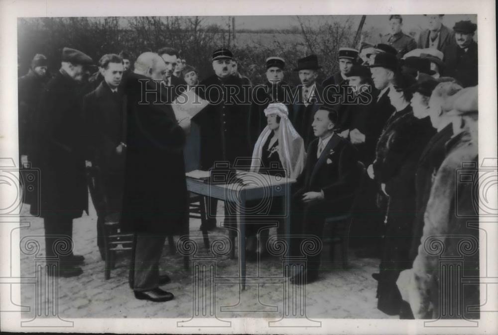 1940 Press Photo Strangest Marriage Ceremonies Paulina Jarzyznca Jerome Ballen - Historic Images