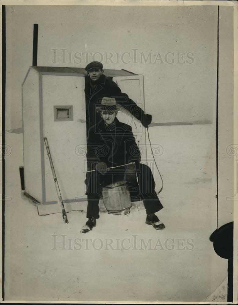 1938 Press Photo Fishing Booth Plunged Through the Ice at Sandusky All Are Safe - Historic Images
