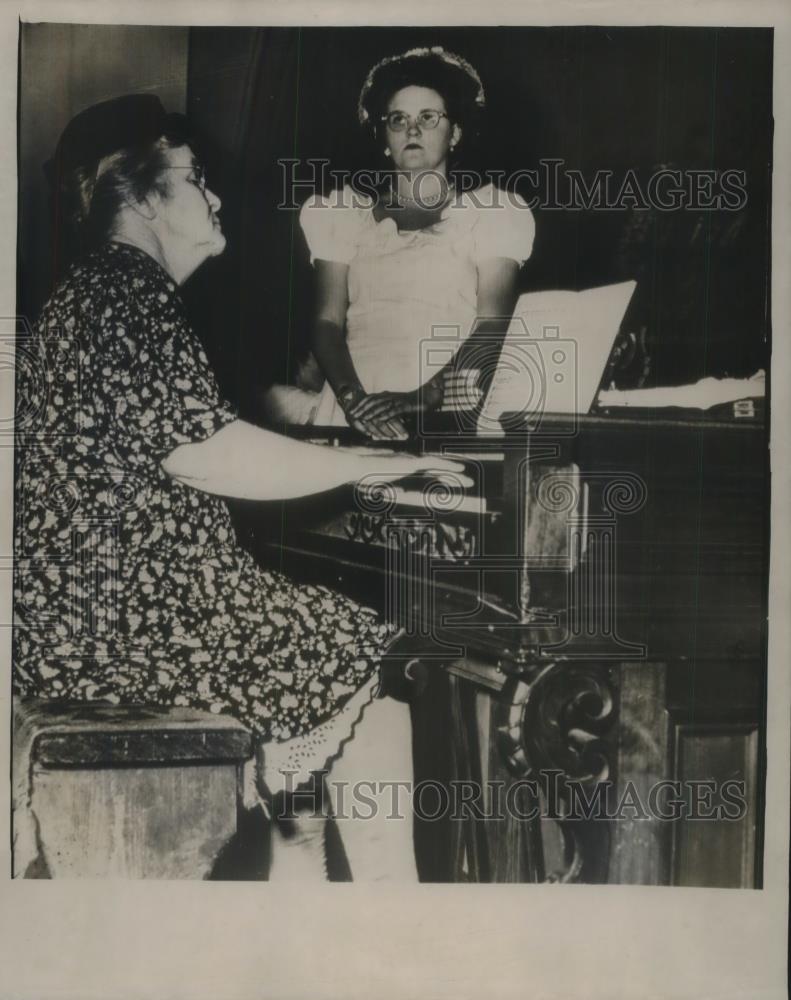 1949 Press Photo Alic C. Ramstetter Leaves Jail Cell to Play Organ, Donna Blake - Historic Images