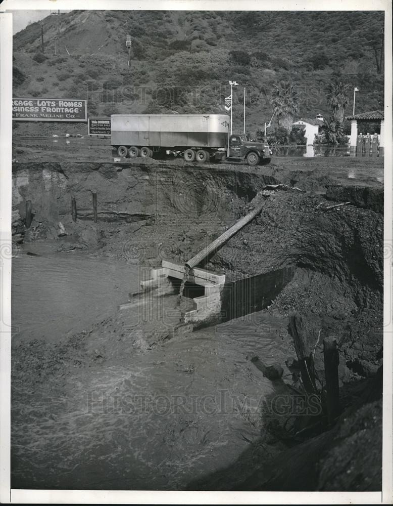 1941 Press Photo Road washed away by flooding in Calif. - neb72168 - Historic Images