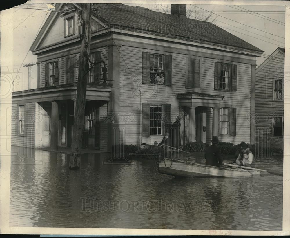 1927 Press Photo Mr &amp; Mrs PW Greenwood Leave Their Home - neb71844 - Historic Images