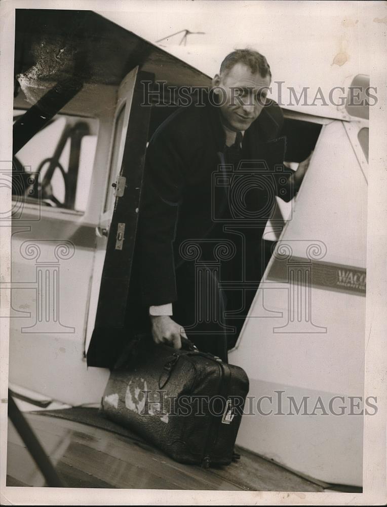 1935 Press Photo Glenn Cunningham Arrives By Plane From Toronto - neb73681 - Historic Images