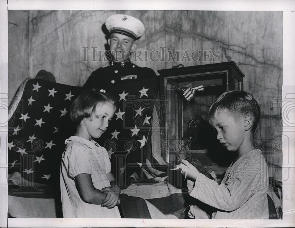 1949 Press Photo Marine Capt. Victor A. Kleeber &amp; Children of William O&#39;Conner - Historic Images