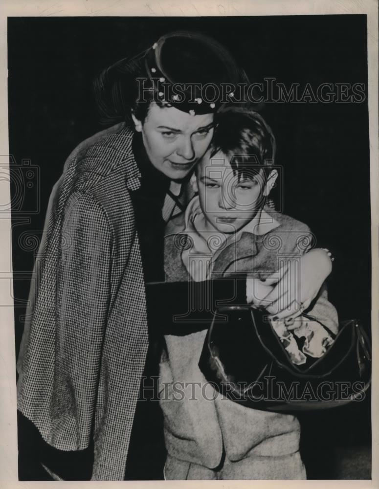 1945 Press Photo Jimmy Wolfley and Mrs. Chris Wolfley Kidnapping - neb93568 - Historic Images