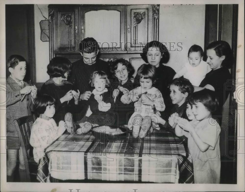 1937 Press Photo Family that won the Edmond Calvier prize - neb95198 - Historic Images