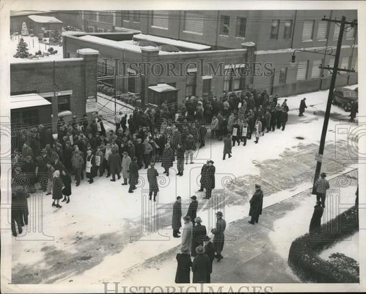 1946 Press Photo A Five Deep Picket Line Marches Before The Gates Of Worthington - Historic Images