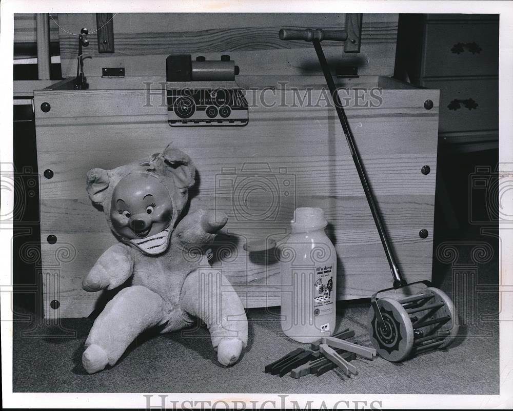 1956 Press Photo Children&#39;s Train Toy Set Box - Historic Images