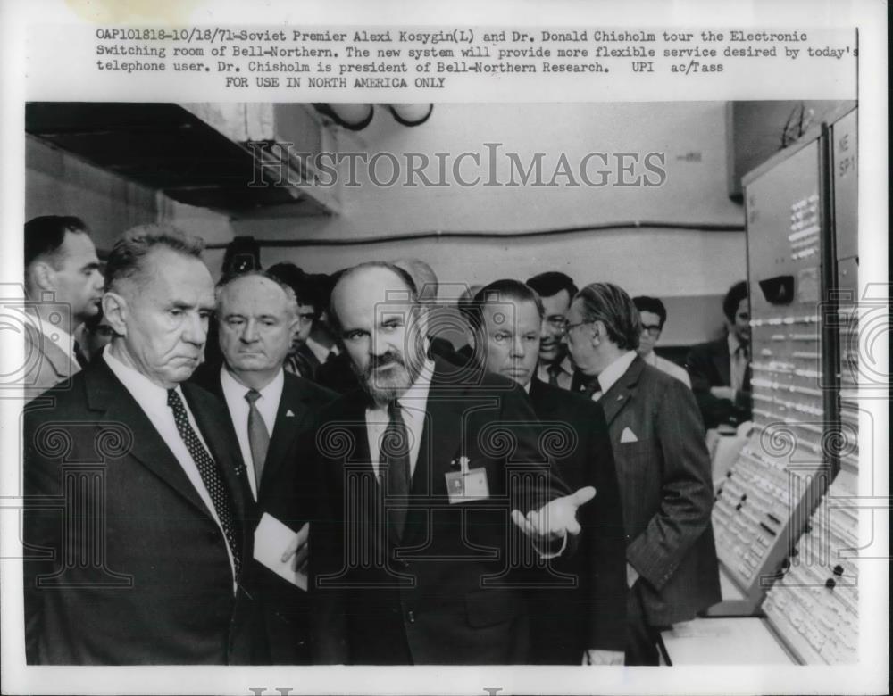 1971 Press Photo Soviet Premier Kosygin &amp; Dr Don Chisholm tour Bell-Northern - Historic Images