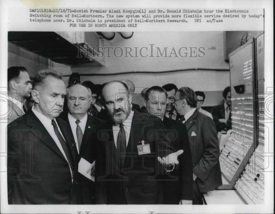 1971 Press Photo Soviet Premier Kosygin & Dr Don Chisholm tour Bell-Northern - Historic Images
