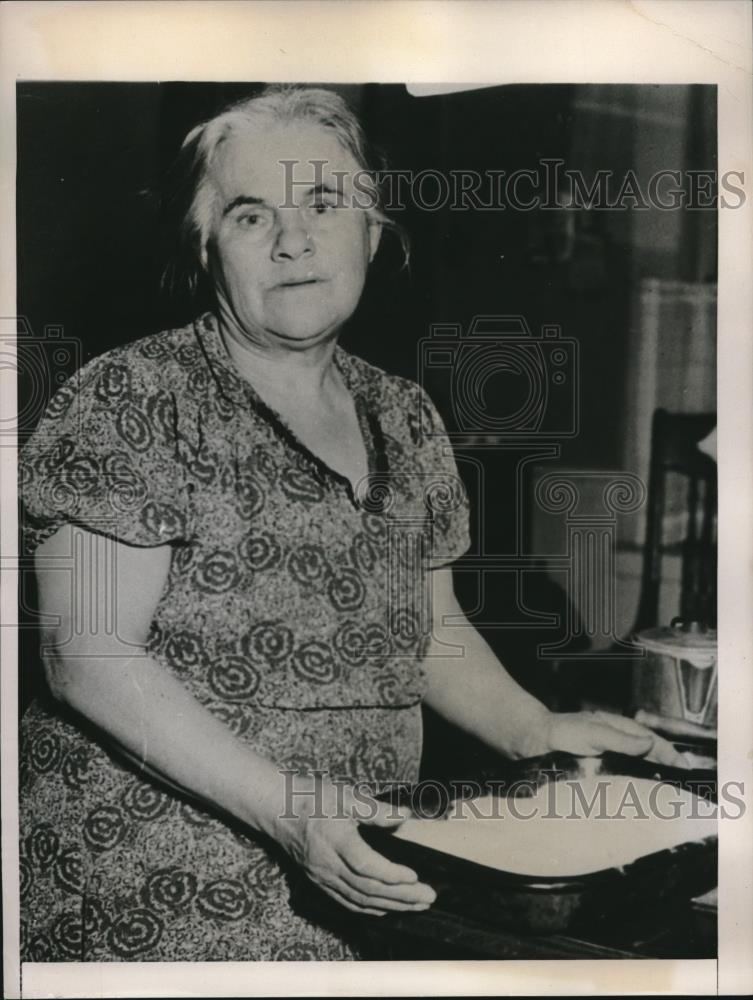 1939 Press Photo Gloucester, Mass Mrs Anselma Toneatti, cousin of Pope Pius XI - Historic Images