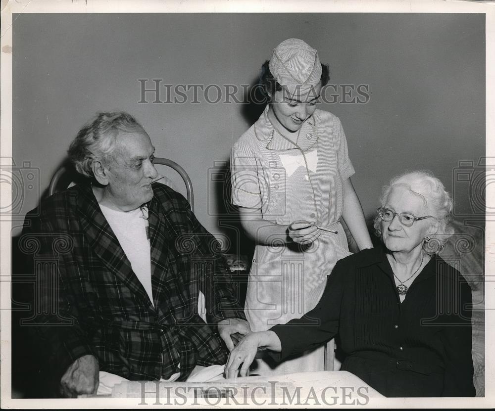 1954 Press Photo Cleveland, Ohio Julius &amp; Anna Spies &amp; RN Mary Manley - Historic Images