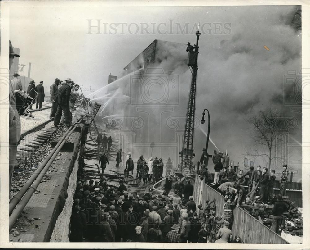 1943 Press Photo Firemen Battling Fire at Chicago Factory Building Housing Plant - Historic Images