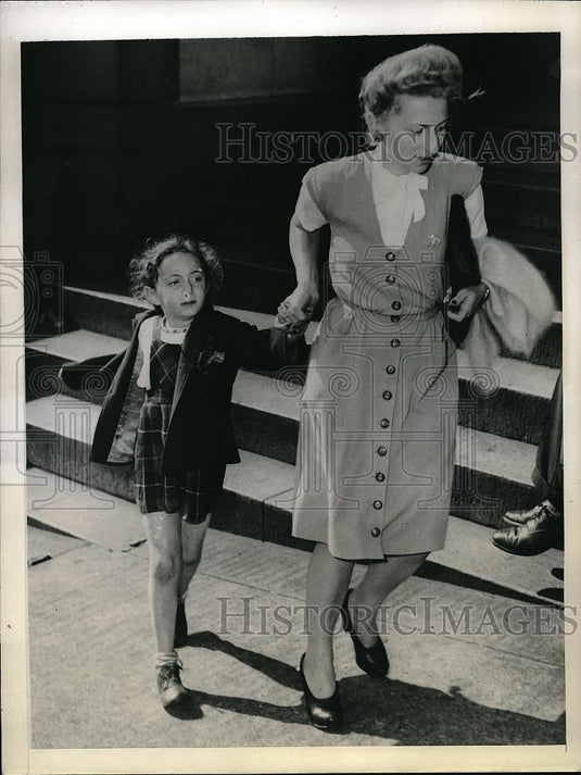 1944 Press Photo Florence Marks leaves police station after failing to identify - Historic Images