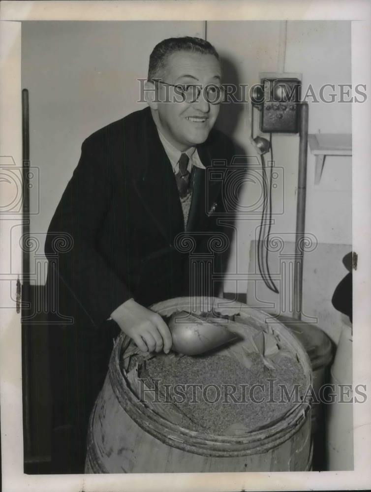 1939 Press Photo Mandel Correia Introduces Brazilian Drink Mate - Historic Images