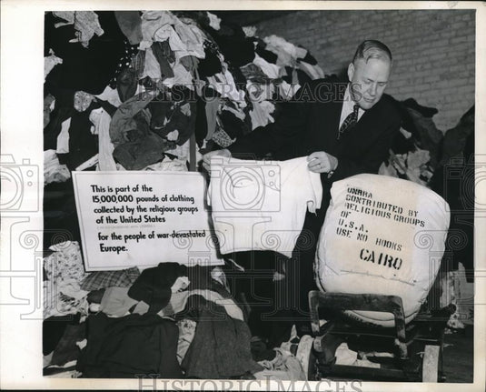 1944 Press Photo Dr. Leslie Moss of Overseas Relief & Reconstruction w/donations - Historic Images