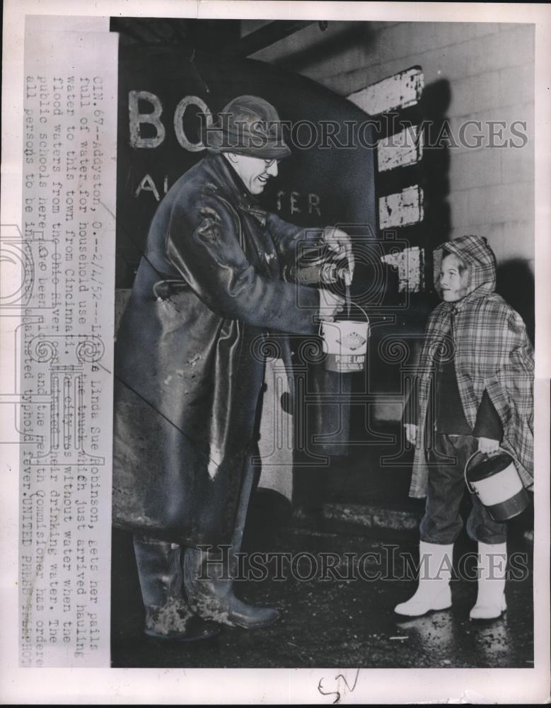 1952 Press Photo Linda Sue Robinson gets her pails filled with water - neb94790 - Historic Images