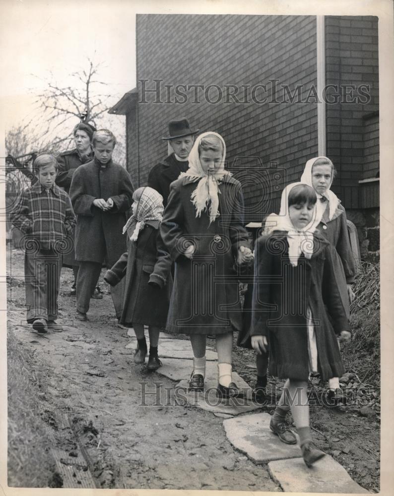 1949 Press Photo Mr &amp; Mrs Sasho Aleksa &amp; Their Children Of Youngstown, OH - Historic Images