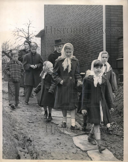 1949 Press Photo Mr & Mrs Sasho Aleksa & Their Children Of Youngstown, OH - Historic Images