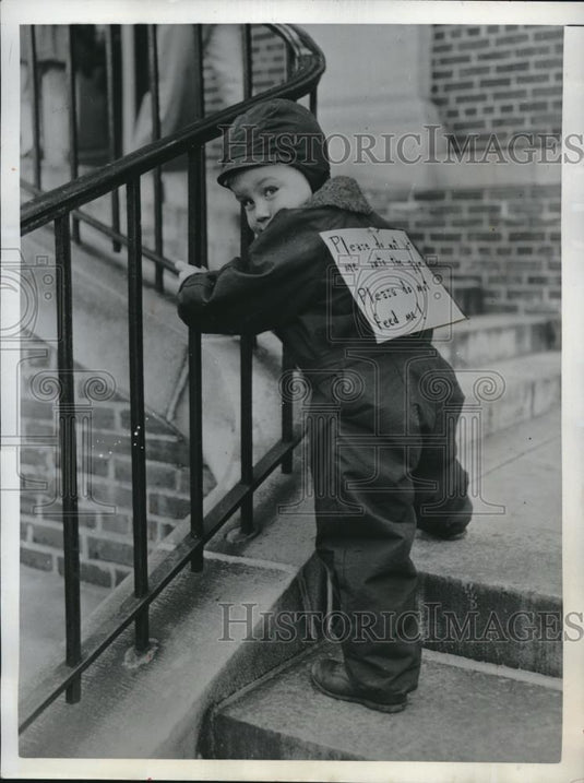 1950 Press Photo Providence, R.I. Christopher Taylor, age 2 at Brown Univ gym - Historic Images