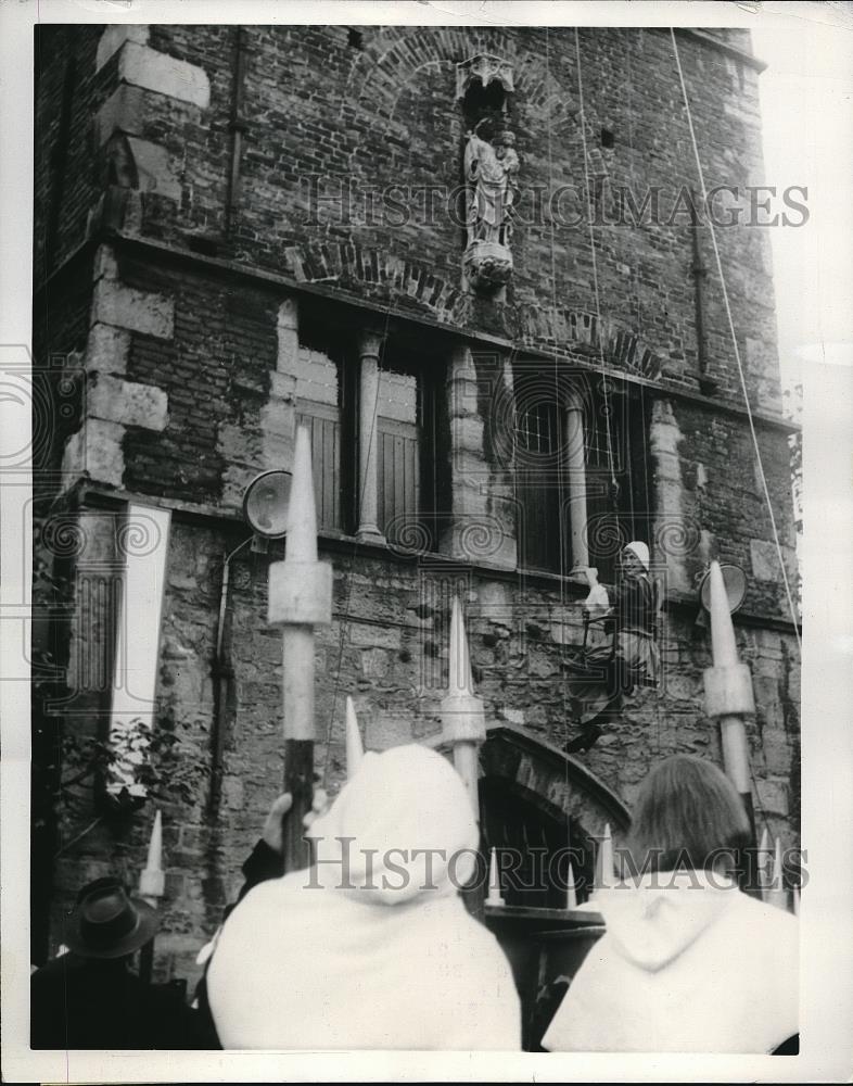 1961 Press Photo Belgium Courtram Lady Bellringer Ceremony - neb74217 - Historic Images