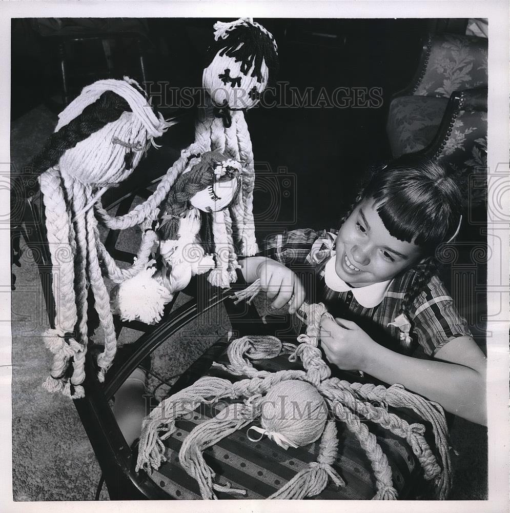 1956 Press Photo Ginger McManus Braids Lengths Of Wool Into Legs For Her Dolls - Historic Images