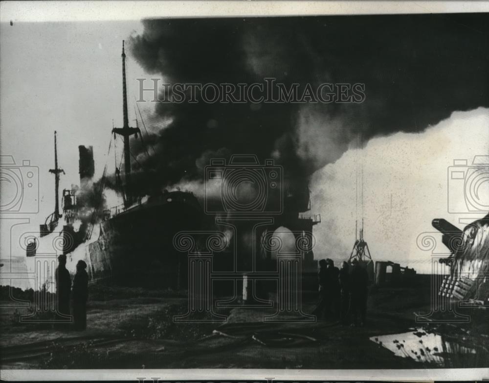 1938 Press Photo British Freighter &quot;Camburg&quot; on fire - Historic Images