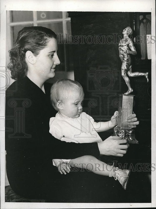 1938 Press Photo NYC, Mrs Glen Cunningham & daughter Sara, family of mile runner - Historic Images