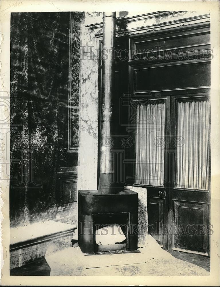 1939 Press Photo The stove in the Vatican which casts white smoke to let people - Historic Images