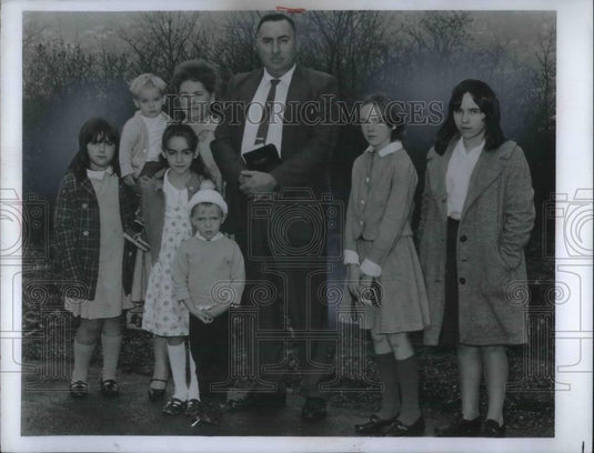 Press Photo Roy Wilson, survivor of Farmington Mine disaster, and family - Historic Images