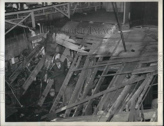 1943 Press Photo Pullman Co. Foreman's Building Collapsed in Chicago, IL - Historic Images