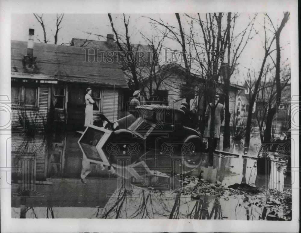 1938 Press Photo East Lansing, Mich flood bound family from Red Cedar river - Historic Images