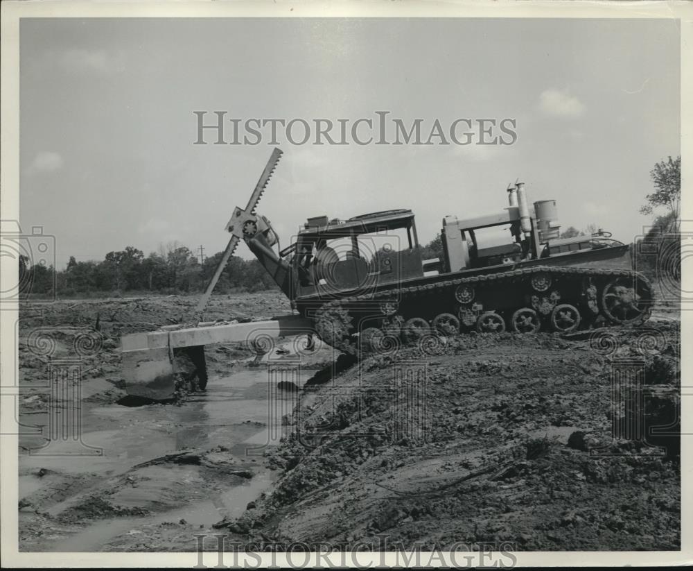 1938 Press Photo A Cowdozer at work in the field - neb96999 - Historic Images